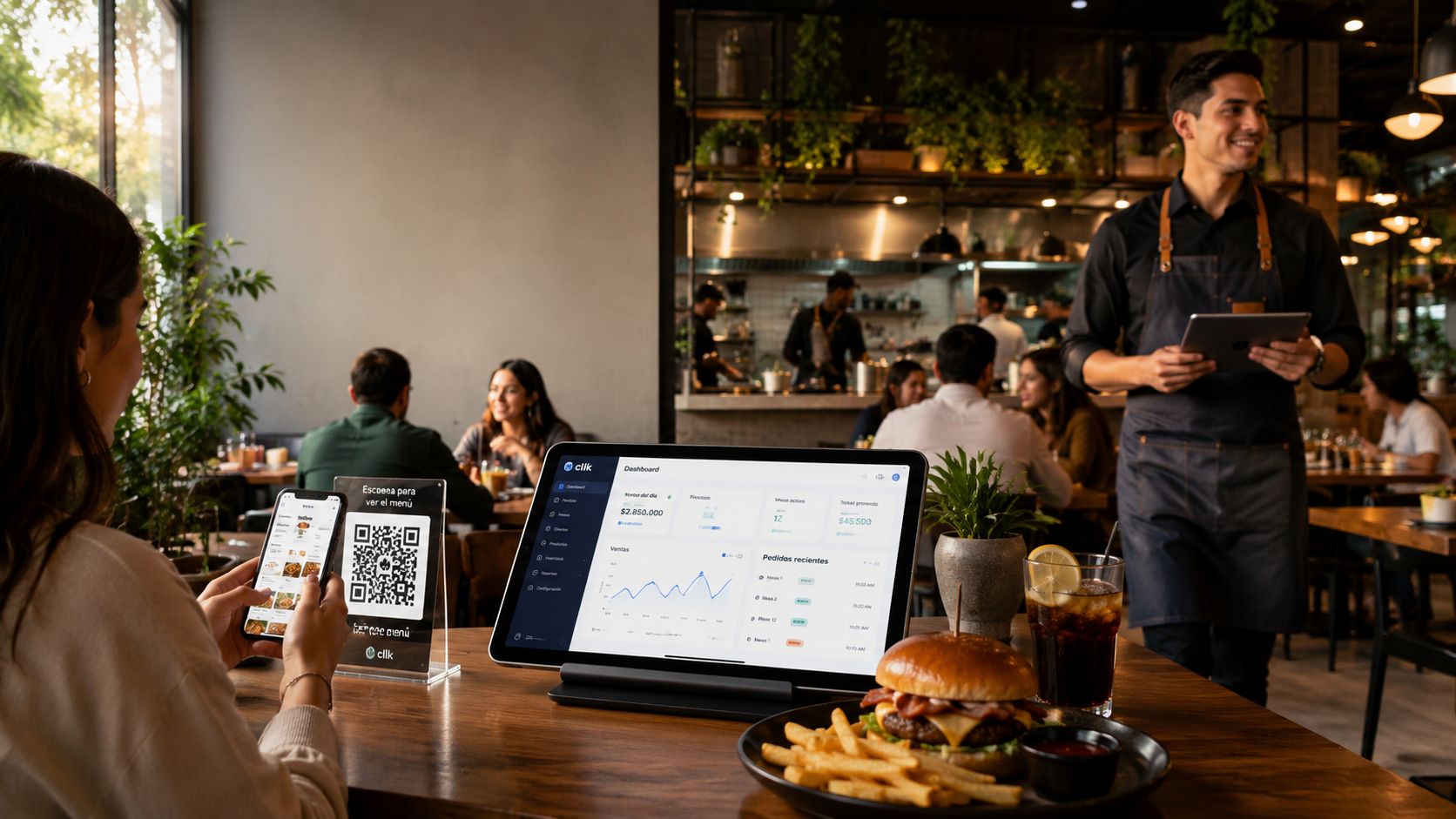 Mesero con tablet y cliente pidiendo desde el celular con un QR en la mesa de un restaurante